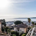 3-Br Apartment Terrace Steps From Beaches