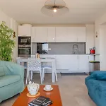 3-Br Apartment Terrace Steps From Beaches