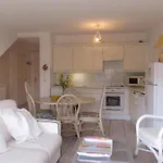 Appartement Climatise 5 Pieces Avec Terrasse Et Parking En Centre-Ville De Sainte-Maxime - Fr-1-780-30