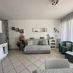 Hyeboug Appartement Pour 4 Personnes Dans Residence Avec Piscine Situe Sur Le Port D'Hyeres