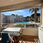 Hyeboug Appartement Pour 4 Personnes Dans Residence Avec Piscine Situe Sur Le Port D'Hyeres