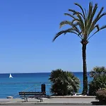 Lovely Studio With Pool By The Sea