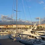 St Raphael Piscine Wifi, Commerces Et Mer A Pieds
