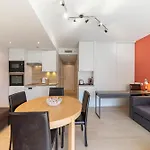 Brand New One Bedroom 2Min Walk To Carlton Hotel