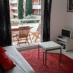 T2 Avec Grande Loggia, Parking, Proche Plage Et Commerces A La Faviere - Fr-1-610-68