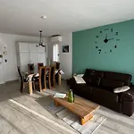 Appartement Est Classe 3 Etoiles Au 1Er Etage D'Une Maison Avec Jardin Dans Un Quartier Calme