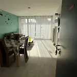 Appartement Est Classe 3 Etoiles Au 1Er Etage D'Une Maison Avec Jardin Dans Un Quartier Calme