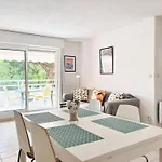 Appartement En Bord De Mer Avec Terrasse, 3 Pieces, 4 Couchages, Parking Prive Au Lavandou - Fr-1-251-555