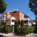 Appartement 2 Pieces Cabine Avec Terrasse, Proche Plage Et Commerces, Parking Prive, Au Lavandou - Fr-1-251-538