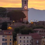 À deux pas du Palais des Festivals , deux pièces dans le bas du quartier historique du Suquet à Cannes