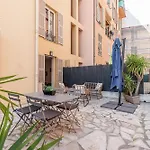 Large Terrace 1 Bdr Near Garibaldi Square