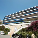Studio Plaisant Avec Grande Terrasse Ensoleillee Pres Du Centre Et Des Plages - Fr-1-196-319
