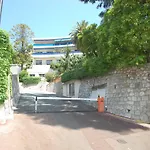 Studio Plaisant Avec Grande Terrasse Ensoleillee Pres Du Centre Et Des Plages - Fr-1-196-319