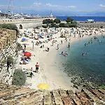 Vue Mer Et Remparts. Entre Vieille Ville Et Plages