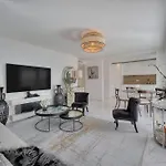 Somptuous 2 Bedroom Fully Renovated With Panoramic Sea View