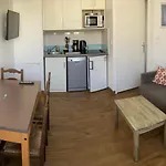 2 Pieces Avec Piscine, 150 M De La Plage.