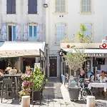 Appartement Authentique Situe En Plein Centre D'Antibes