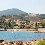 Carbau Maisonnette Pour 8 Personnes Dans Une Residence Privee Avec Piscine A Carqueiranne