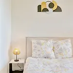 Wisdom Monkeys Apartment - Balcony & Ac