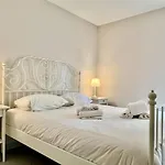 Modern One Room Apartment Near Mc