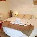 Studio Romantique Jacuzzi Ou Spa Balneo Privatif Et Jardin Au Temps Des Cerises La Ciotat