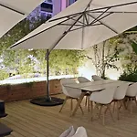 Super Central, Spacious, Sunny Large Deck & Spa