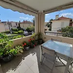 3 Pieces,Terrasse, Parking Prive Centre Ville 800M Des Plages.