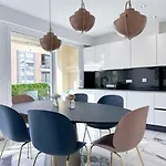Modern 3 Bedroom Flat With Balcony