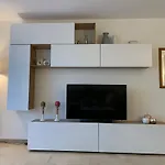 Superbe 2 Pieces Moderne Refait A Neuf, Piscine !