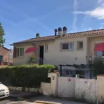 Votre Sejour A Sanary Dans Bas De Villa Avec Jardinet Terrasse Exposition Est Sud Ouest 400M Du Centre Ville En Zone Pietonne Ou Tout Peut Se Faire A Pied