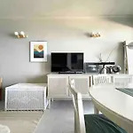 Cap D'Antibes Studio Et Terrasse Face A La Mer
