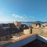 A 2 Minutes Du Port