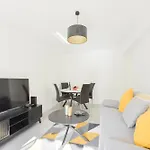 Apartment With Terrace Walk To Beaches & Shopping
