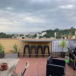 T2 Traversant Avec Une Grande Terrasse Et Piscine