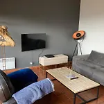 T2 Traversant Avec Une Grande Terrasse Et Piscine