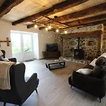 Maison De Caractere Renovee Avec Jardin, Terrasse, Cheminee Et Equipements Modernes Au Coeur De La Chataigneraie - Fr-1-742-555