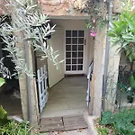 Joli Rez De Jardin
