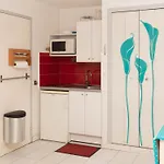 Lavandou: Studio Climatise, Terrasse, Proche Plage, 2 Pers. - Pas D'Animaux, Sans Parking - Fr-1-803-43