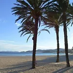 Studio Cabine Au Lavandou Avec Terrasse Vue Mer Et Parking Prive, Proche Plage Et Commerces - Fr-1-803-41