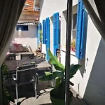 Studio Avec Kitchenette Salle De Bain Et Wc Partage