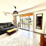 Superbe Studio, 200 M De La Mer, Climatise Avec Terrasse Et Parking Prive
