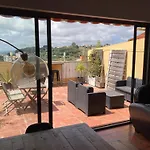 T2 Traversant Avec Une Grande Terrasse Et Piscine