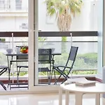 Renovated 2-Br Apartment Walking To Beach