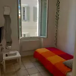 Un Lit Double Dans Une Chambre Et Un Lit Simple Dans Une Autre , Appartement De 3 Chambres En Colocation A Proximite Du Centre Ville