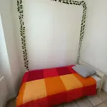 Un Lit Double Dans Une Chambre Et Un Lit Simple Dans Une Autre , Appartement De 3 Chambres En Colocation A Proximite Du Centre Ville