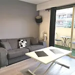 Tres Joli Studio,Bien Equipe Terrasse,Internet