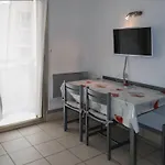 T2 Cabine 4 Pers. Avec Balcon, Clim, Parking, A 10M De La Plage Du Lavandou - Fr-1-803-66