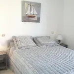 T2 Cabine 4 Pers. Avec Balcon, Clim, Parking, A 10M De La Plage Du Lavandou - Fr-1-803-66