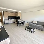 Appartement Renove A Cavalaire : 2 Pieces, Clim, 2 Balcons, Parking, 1Ere Etage, Centre-Ville - Fr-1-226B-216