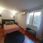 Bas De Villa Avec Piscine Partagee